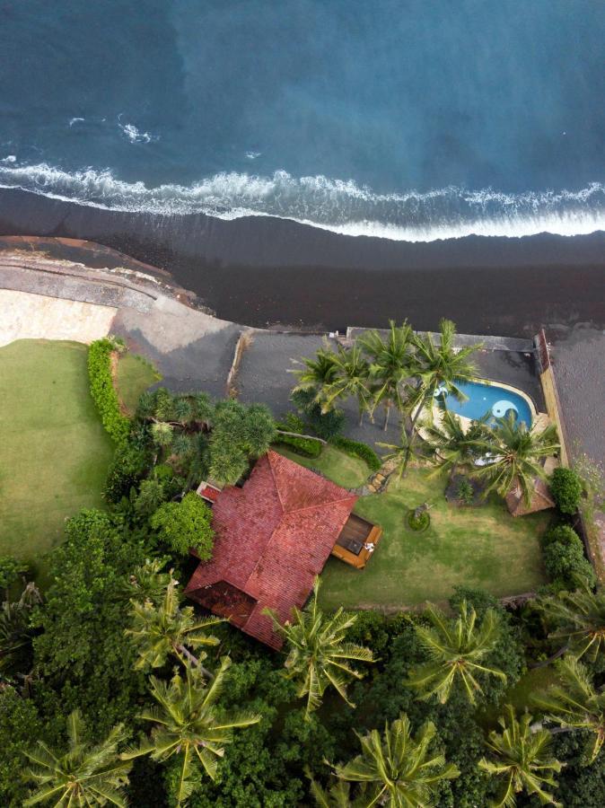 Secret Moon Beach House Jasri Bagian luar foto