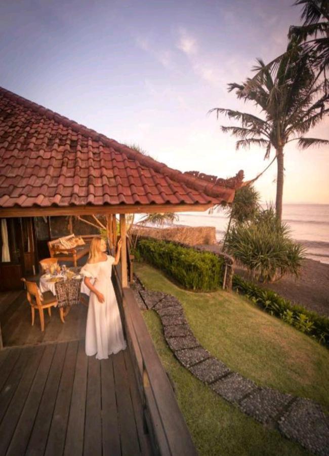 Secret Moon Beach House Jasri Bagian luar foto