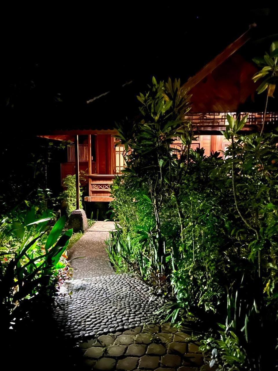 Secret Moon Beach House Jasri Bagian luar foto