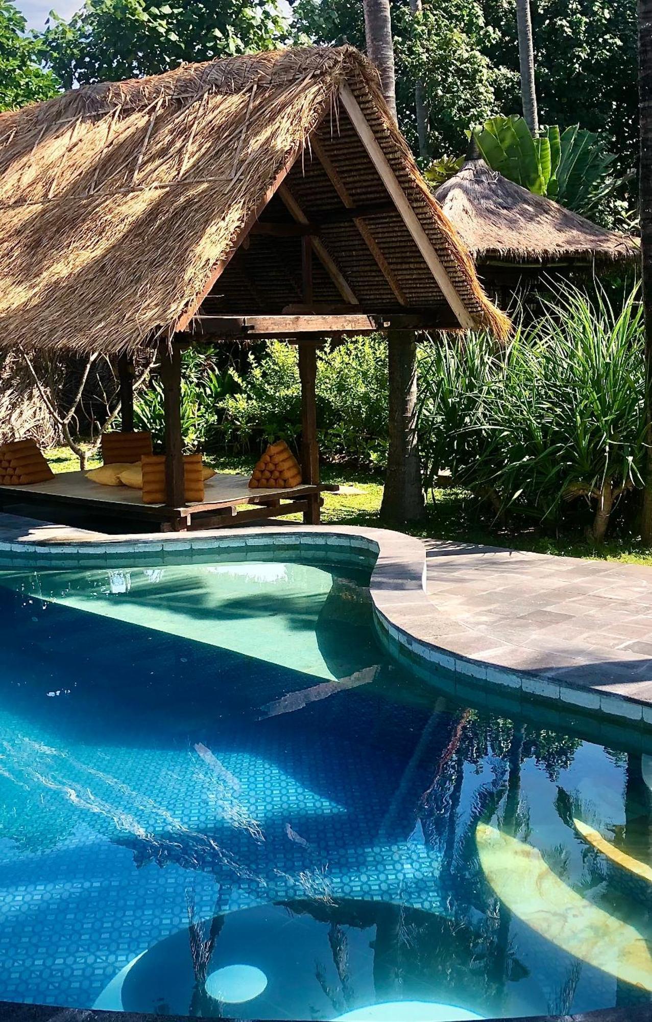 Secret Moon Beach House Jasri Bagian luar foto
