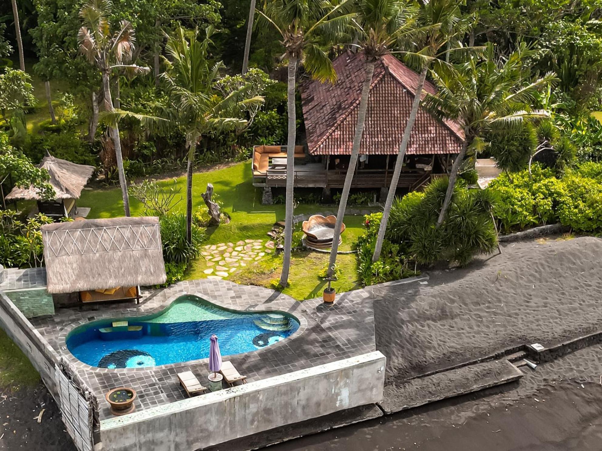 Secret Moon Beach House Jasri Bagian luar foto